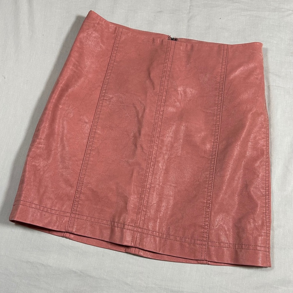 Free People Mini Skirt‎ Size 0  Pink Faux Leather Pleated Seam Zipper